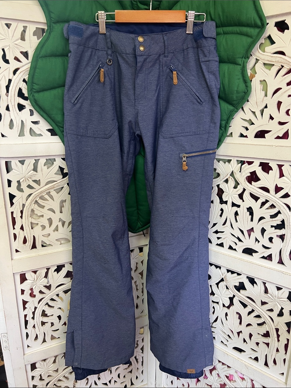 Roxy women’s dry flight snowboarding pants, denim blue color. Size S.